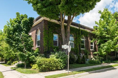 Green Door B&B Brockville