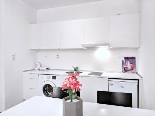 Budget Semi Basement by Verde Apartments, Athens (photo 3)