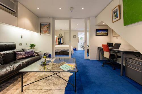Business center, Luxe Executive Suite with breakfast and snacks in Paddington near Rushcutters Bay, Darlinghurst, St  in Paddington