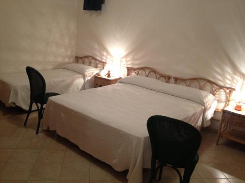 1 queen bed, 1 twin bed