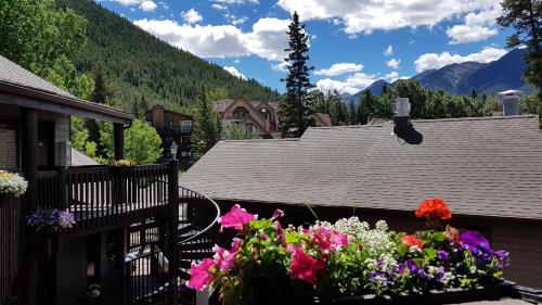 ระเบียง/ชานเรือน, บานฟ์ อินเตอร์เนชั่นแนล โฮสเทล (Banff International Hostel) in บานฟ์ (AB)