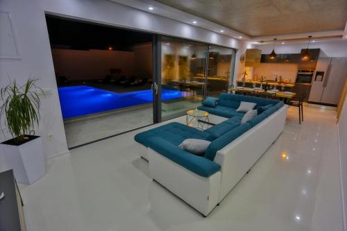 Family friendly house with a swimming pool Split - 15909, Split (Foto 3)