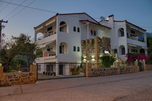 Irida Holiday Apartments in Lefktro