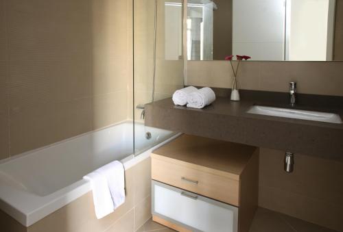 MH Apartments Suites - image 8