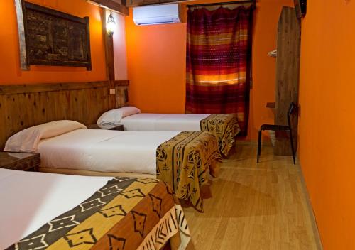 1 double bed, 1 twin bed