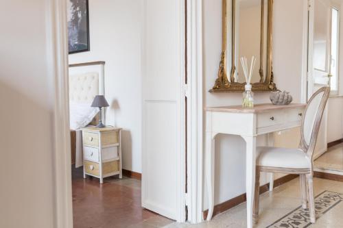 Pellegrino 75 Double Bedroom, Rome (photo 10)