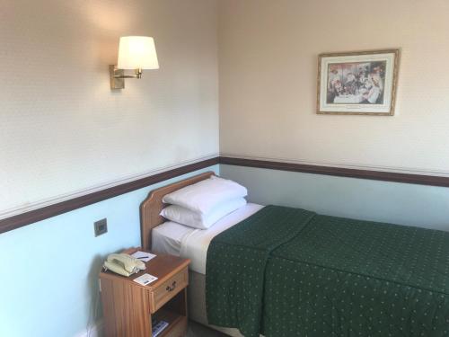 Classic Single Room image 4