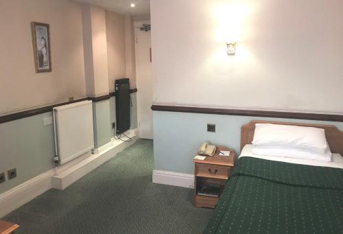 Classic Single Room image 5