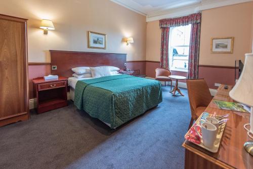 Classic Double Room image 4