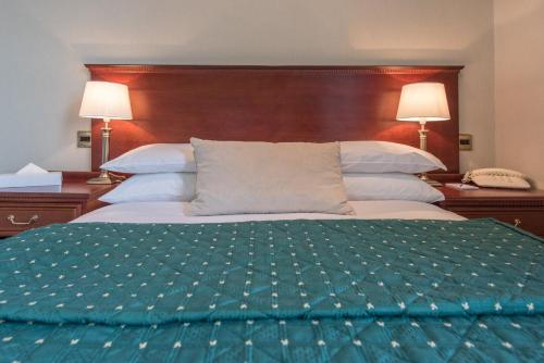 Classic Double Room image 7