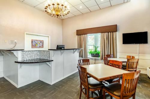 Econo Lodge Inn & Suites Radford-Blacksburg Area - image 34