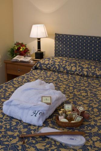 1 queen bed, 1 twin bed