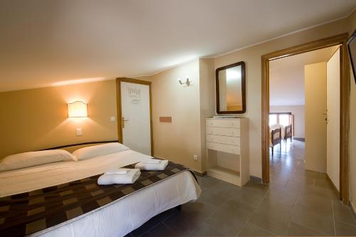 1 queen bed, 2 twin beds
