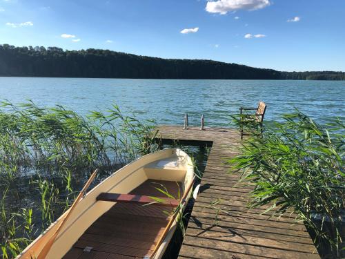 Skats, Haus am Pinnower See mit Privatsteg in Pinnow