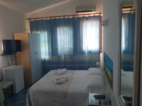 1 king bed, 1 twin bed