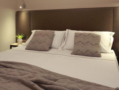 Hotel Aloisi - Tap to explore photos