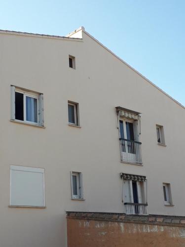 Bandol nature et loisirs: Parking/ Piscine
