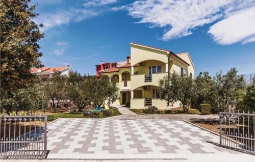  Apartment Roncevic in Vrsi