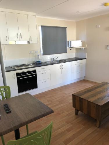ห้องครัว, Homestead Caravan Park in นานังโก