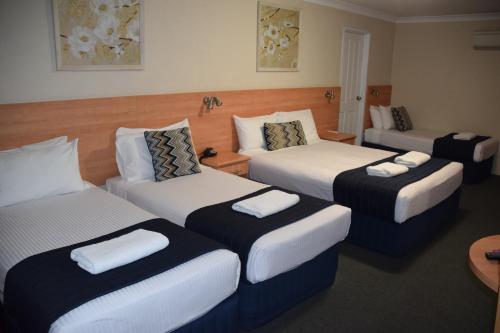 1 queen bed, 3 twin beds
