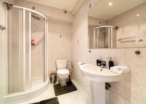 4BR 3BATH BALCONY central Harry Potter penthouse, Прага (фото 10)