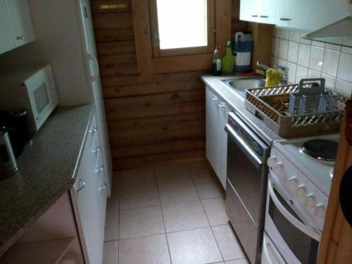 Hirsimökki Tuurin kyläkaupan lähellä (Hirsimokki Tuurin kylakaupan lahella) in 阿拉武斯