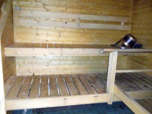 Hirsimökki Tuurin kyläkaupan lähellä (Hirsimokki Tuurin kylakaupan lahella) in 阿拉武斯