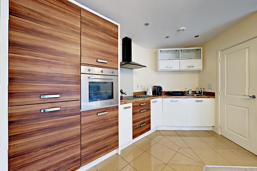 Konyha, Blue Sky Apartments @Wallis Square, Farnborough in Farnborough
