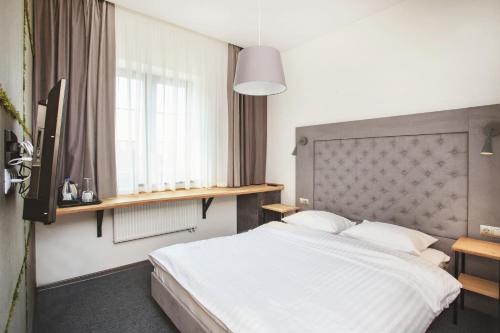 Honey Bridge Hotel - image 3