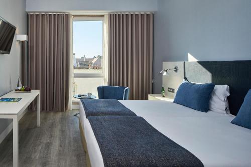 Double or Twin Room image 3