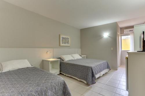 1 queen bed, 2 twin beds