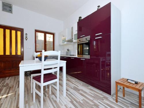  Little Relax House Ivy close to the beach in Seget Vranjica