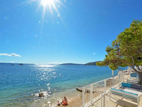  Little Relax House Ivy close to the beach in Seget Vranjica