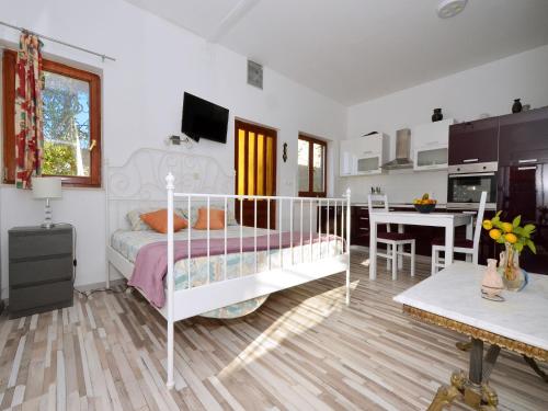  Little Relax House Ivy close to the beach in Seget Vranjica