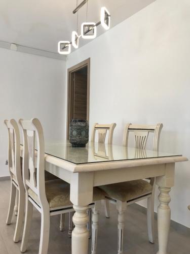 Beachside 2bed/2bath with Large Patio and Pool