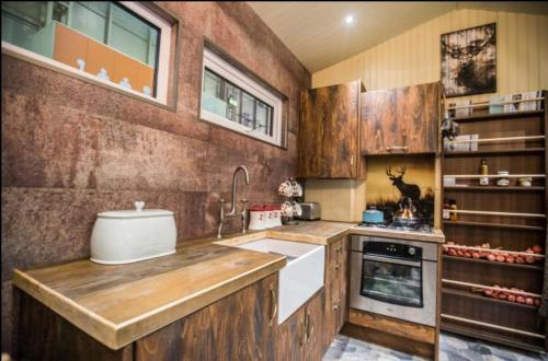 Gorestown Glamping Chalets photo