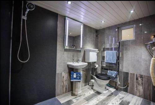 Gorestown Glamping Chalets photo