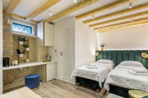 Deluxe Double Room with Shower image 10