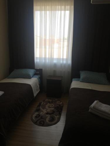 2 twin beds