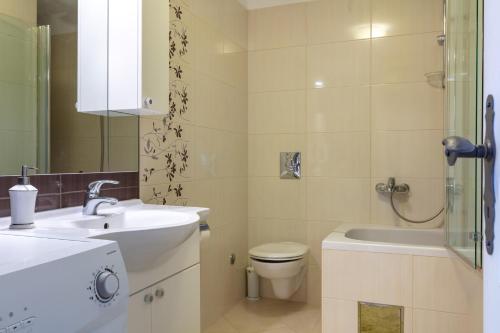 Two-Bedroom Apartment with City View (6 Adults) image 7