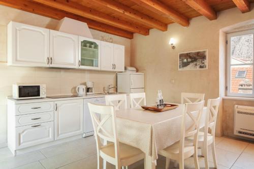 Villa Mama - Traditional Apartments in Omis free parking - image 2