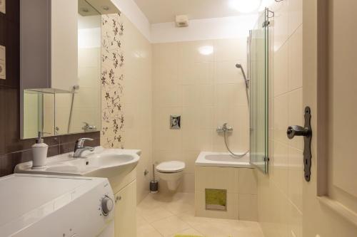 Two-Bedroom Apartment with Balcony (6 Adults) image 10