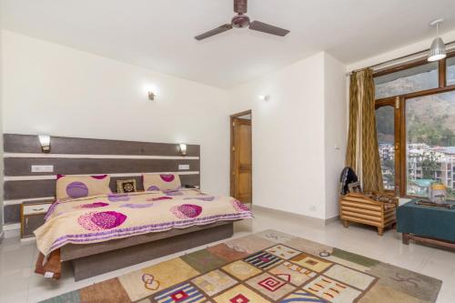 

Boutique room with a scenic view, ideal for a hilly getaway, by GuestHouser