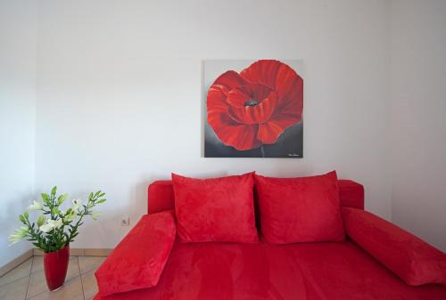 One-Bedroom Apartment with Patio and Partial Sea View (4 Adults) image 7