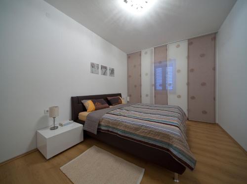 One-Bedroom Apartment with Patio and Partial Sea View (4 Adults) image 8