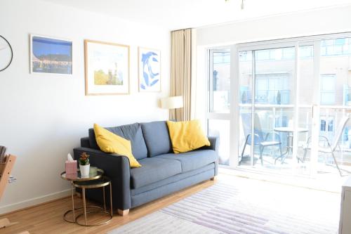 Modern 1 Bedroom In Bow With Sunny Balcony, , London