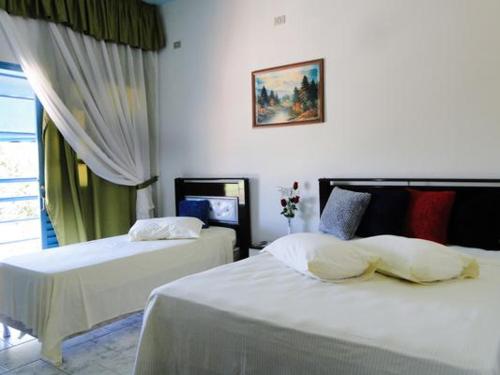 1 double bed, 1 twin bed