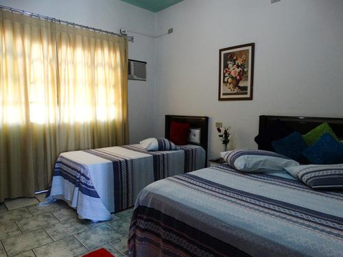1 double bed, 2 twin beds