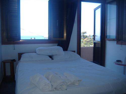 3 twin beds
