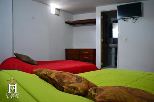 1 queen bed, 1 twin bed